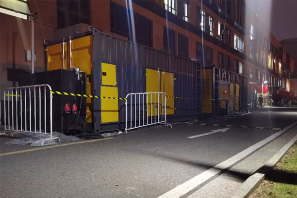 昌江柴油发电机组的输出电压是如何调节的？